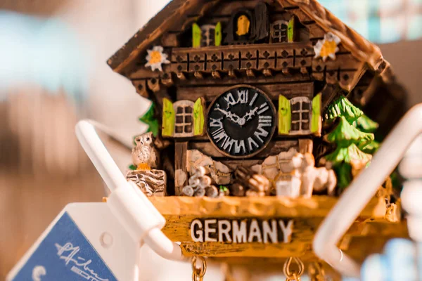 在滑雪胜地用德国文字装饰木雕钟楼 寒假旅行概念 — 图库照片