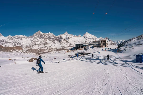 Achteraanzicht Van Skiën Besneeuwd Landschap Schilderachtig Uitzicht Bergen Helderblauwe Lucht — Stockfoto