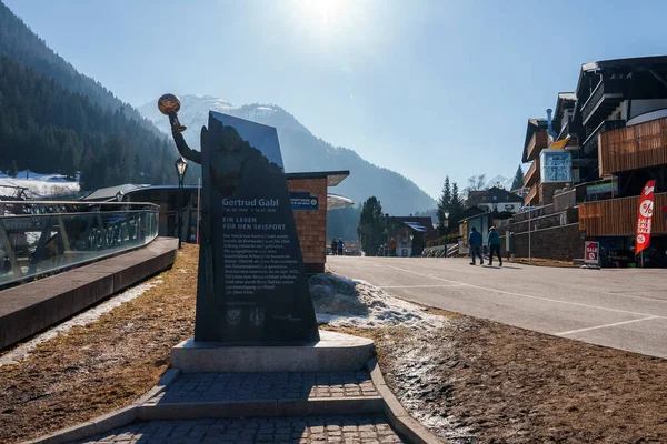 格特鲁德 贾布尔纪念碑 在山脉前面的公路上 寒假的概念 — 图库照片
