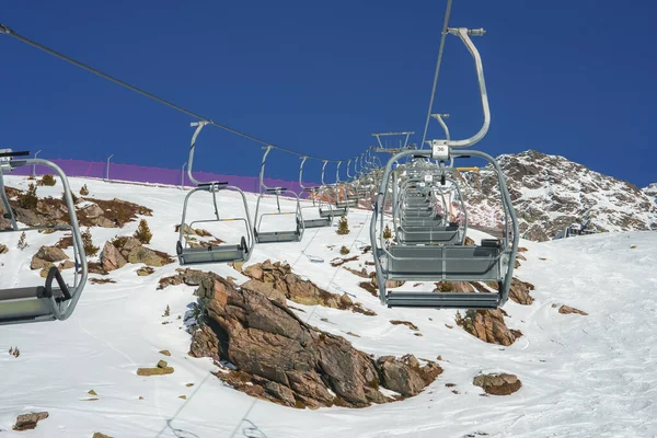 Elevadores Esqui Vazios Sobre Paisagem Coberta Neve Com Montanhas Fundo — Fotografia de Stock