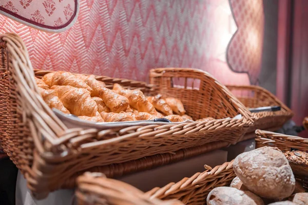 Close Van Vers Gemaakte Croissants Rieten Mandje Weergegeven Restaurant Luxe — Stockfoto