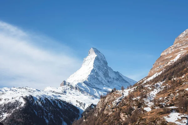 Prachtig Rustig Uitzicht Besneeuwde Majestueuze Bergen Bergtoppen Met Blauwe Lucht — Stockfoto
