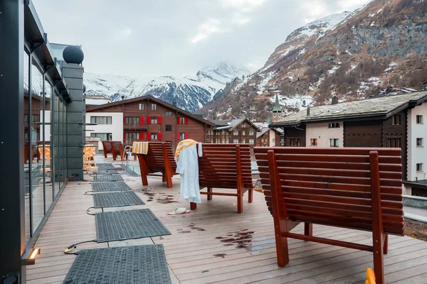 Bancos Madera Vacíos Frente Hermosos Hoteles Lujo Con Majestuosos Alpes — Foto de Stock