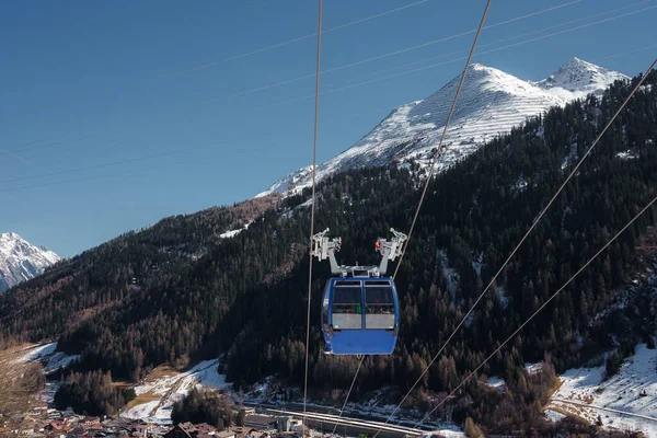 Kabelbaan Met Sneeuw Bergen Achtergrond Tijdens Wintervakantie Winter Vakantie Concept — Stockfoto