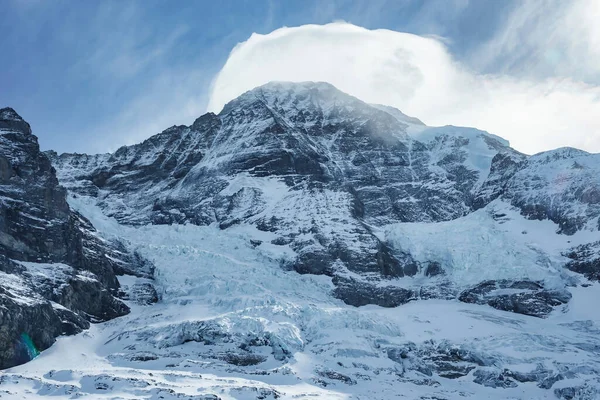 Rustige Prachtig Uitzicht Majestueuze Besneeuwde Berner Bergen Met Bewolkte Lucht — Stockfoto