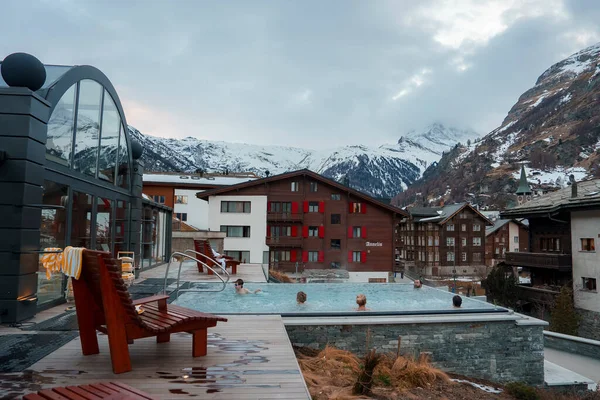 Piscina Rodeada Hermosos Hoteles Lujo Con Majestuosos Alpes Suizos Cielo — Foto de Stock