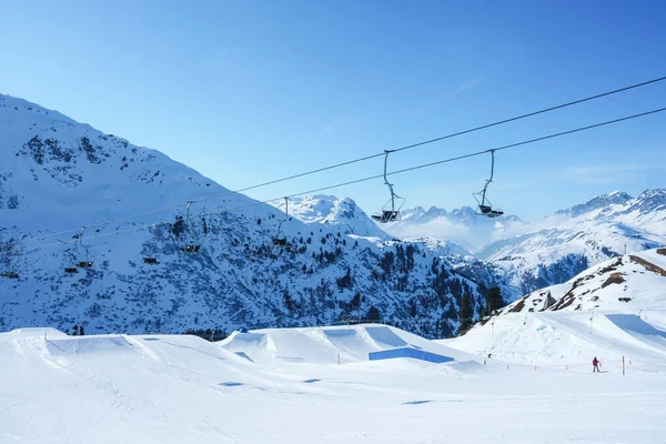 晴れた日に山を背景に雪に覆われた風景の上にスキーリフト 冬の休日の旅行のコンセプト — ストック写真