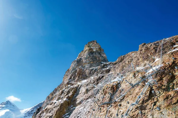 Prachtige Majestueuze Rotsachtige Berg Met Metalen Structuur Onder Heldere Blauwe — Stockfoto