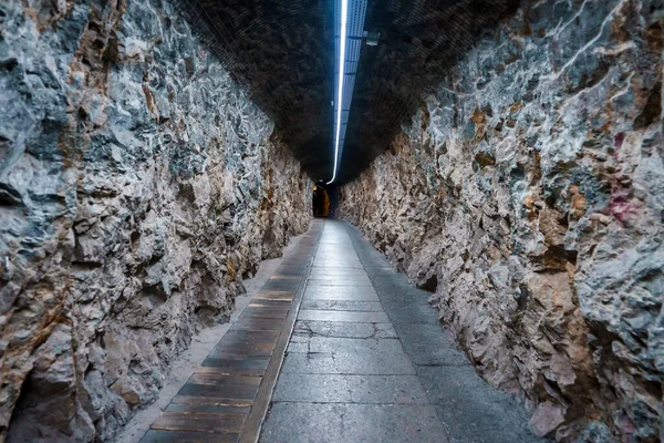 Perspectiva Diminuantă Traseului Gol Interiorul Tunelului Stâncos Iluminat Gara Jungfrau — Fotografie, imagine de stoc