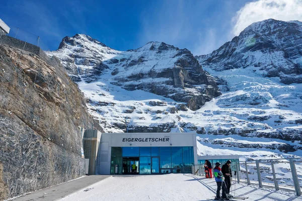 瑞士容格弗鲁 一个阳光明媚的天 冬季假期和自然的概念 现代建筑外墙上覆盖着美丽壮丽的冰雪覆盖着群山 — 图库照片