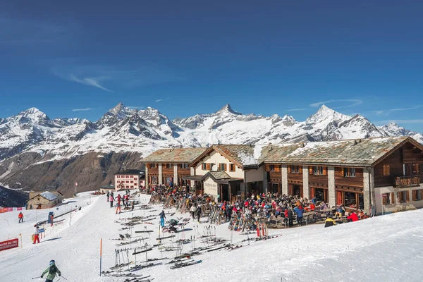 Toeristen Buiten Cafe Skigebied Chalet Met Prachtig Uitzicht Besneeuwde Bergen — Stockfoto