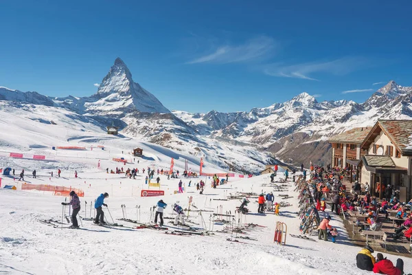 Osoby Korzystające Zewnątrz Kawiarni Ośrodku Narciarskim Pięknym Widokiem Snowcapped Matterhorn — Zdjęcie stockowe