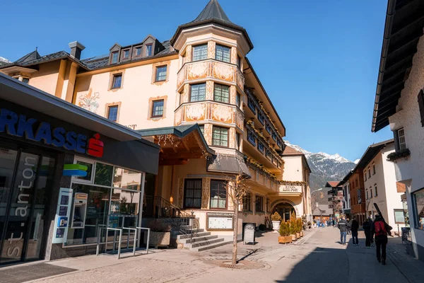 Anton Skigebied Straat Mannelijke Vrouwelijke Toeristen Wandelen Straat Midden Van — Stockfoto