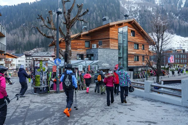 后视镜下穿着保暖服装的男女游客走向滑雪胜地 寒假旅行的理念 Anton Arlberg滑雪胜地 — 图库照片