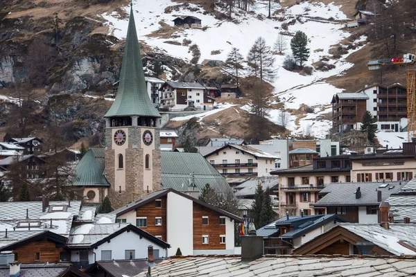 Prachtig Uitzicht Klokkentoren Omgeven Door Residentiële Gebouwen Met Besneeuwde Berg — Stockfoto