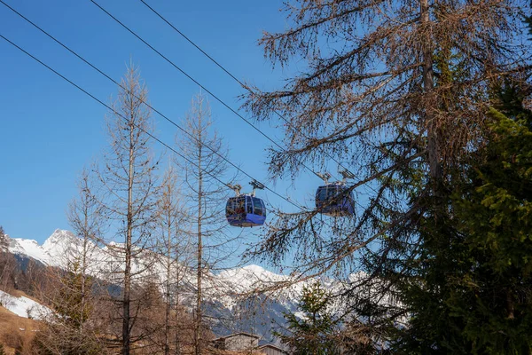 Kabelbanen Gezien Door Bomen Met Lucht Achtergrond Tijdens Wintervakantie Wintervakantie — Stockfoto