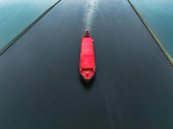 工业原油和燃料船巡航深蓝色开阔洋的空中无人驾驶全景照片 — 图库照片