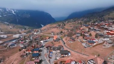 İsviçre 'nin Grindelwald, İsviçre köyü manzarası İsviçre Alpleri yakınlarındaki panorama manzarası, yeşil tarlalarda ahşap kiremitler ve arka planda yüksek zirveler, Bernese Oberland, Avrupa.