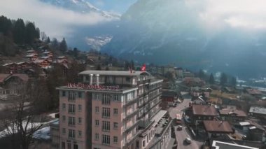 Grindelwald, İsviçre 'deki lüks otelin hava manzarası. Arka planda güzel dağlar.