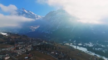 İsviçre 'nin Grindelwald, İsviçre köyü manzarası İsviçre Alpleri yakınlarındaki panorama manzarası, yeşil tarlalarda ahşap kiremitler ve arka planda yüksek zirveler, Bernese Oberland, Avrupa.
