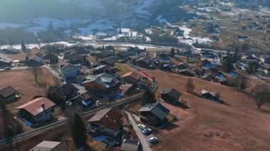 İsviçre 'nin Grindelwald, İsviçre köyü manzarası İsviçre Alpleri yakınlarındaki panorama manzarası, yeşil tarlalarda ahşap kiremitler ve arka planda yüksek zirveler, Bernese Oberland, Avrupa.