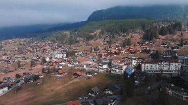 İsviçre 'nin Grindelwald, İsviçre köyü manzarası İsviçre Alpleri yakınlarındaki panorama manzarası, yeşil tarlalarda ahşap kiremitler ve arka planda yüksek zirveler, Bernese Oberland, Avrupa.