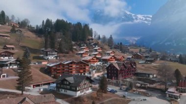 İsviçre 'nin Grindelwald, İsviçre köyü manzarası İsviçre Alpleri yakınlarındaki panorama manzarası, yeşil tarlalarda ahşap kiremitler ve arka planda yüksek zirveler, Bernese Oberland, Avrupa.