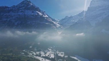 İsviçre 'nin Grindelwald, İsviçre köyü manzarası İsviçre Alpleri yakınlarındaki panorama manzarası, yeşil tarlalarda ahşap kiremitler ve arka planda yüksek zirveler, Bernese Oberland, Avrupa.