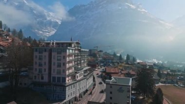 Grindelwald, İsviçre 'deki lüks otelin hava manzarası. Arka planda güzel dağlar.