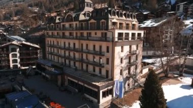Fairmont Beau Site Palace Hotel İsviçre Riviera 'sında Zermatt' ın merkezinde beş yıldızlı lüks bir otel. Lüks otel konsepti.
