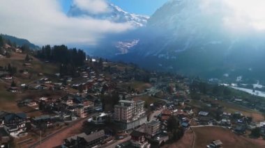 İsviçre 'nin Grindelwald, İsviçre köyü manzarası İsviçre Alpleri yakınlarındaki panorama manzarası, yeşil tarlalarda ahşap kiremitler ve arka planda yüksek zirveler, Bernese Oberland, Avrupa.