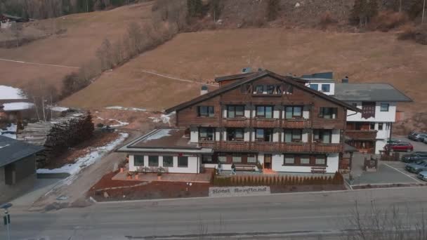 Typisch Houten Alpenhuis Versierd Met Bloemen Midden Het Dorp Een — Stockvideo