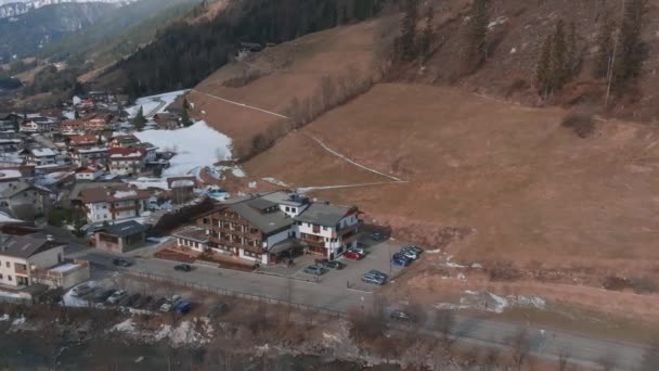 Casa Típica Alpina Madera Decorada Con Flores Medio Del Pueblo — Vídeos de Stock