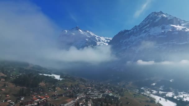 位于欧洲贝内塞奥伯兰的瑞士Grindelwald村的空中全景 靠近瑞士阿尔卑斯山全景 绿色田野上的木制小屋和高背景峰 — 图库视频影像