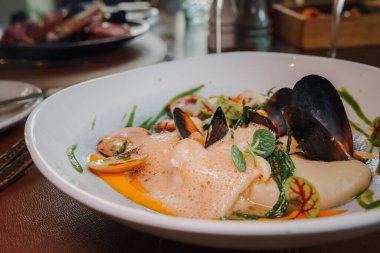 Izgara istiridyenin midyeli bir tabakta yakın görüntüsü.