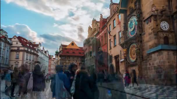 游客在布拉格市中心天文钟附近的主广场上游览时的时差图 — 图库视频影像