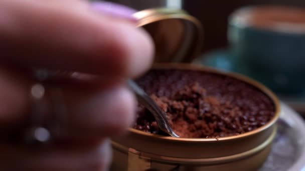 Черная Икра Банке Помещенной Тарелку Льдом Шоколадный Десерт Стиле Икры — стоковое видео