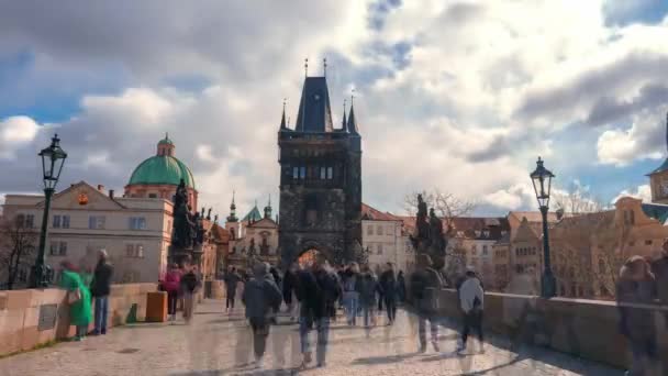 捷克共和国 布拉格 查尔斯桥或卡鲁夫大多数和老城塔的时差视图 有许多游客在布拉格市游览 — 图库视频影像
