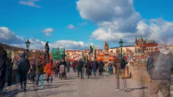 Прага Чеська Республіка Карлуківський Міст Старовинна Вежа Багатьма Туристами Досліджували — стокове відео