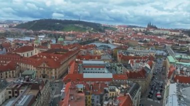 Çek Cumhuriyeti Prag 'daki Vltava Nehri üzerindeki Charles Köprüsü ve Eski Şehir İskelesi mimarisinin manzaralı panoramik hava manzarası