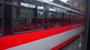 İsviçre Alplerinde Zermatt Mekiği hattında istasyona varan bir trene binmek. Bu ünlü dağ kasabası ekolojik nedenlerden dolayı arabayla ulaşılamaz.. 