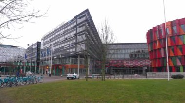 Chalmers Teknik Üniversitesi 'nin renkli modern mimarisi, Göteborg, İsveç 