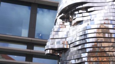 David Cerny, Prag 'da Franz Kafka' nın baş heykelini yaptı. Güzel modern sanat.