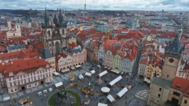 Çek Cumhuriyeti 'nin güzel bir yaz gününde Prag' daki eski kasaba meydanının panoramik hava manzarası. Tyn ve Prag Astronomik Saat Kulesi 'nden önce Leydimizin Kilisesi