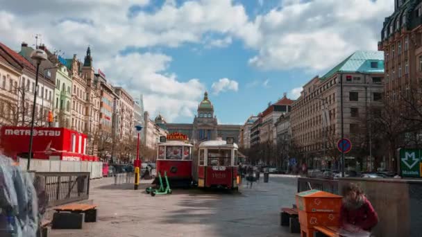 Хронология Праги Люди Прогуливаются Городу Праге Возле Двух Трамваев Работающих — стоковое видео