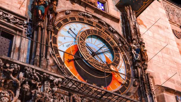 布拉格旧城的布拉格天文时钟 时钟在时间中穿行的时间场景 — 图库视频影像