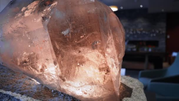Duży Naturalny Podwójny Kryształ Kwarcowy Znaleziony Alpach Szwajcarskich Pobliżu Lodowca — Wideo stockowe