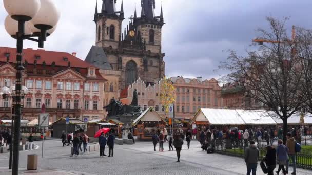 プラハの旧市街広場 街の主要な観光スポットの一つ ゴシック様式の聖母教会 ユニークな建築と天文時計 — ストック動画