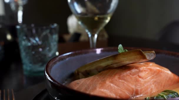 Steak Salmon Goreng Dengan Kentang Dan Sayuran Dan Saus Pedas — Stok Video