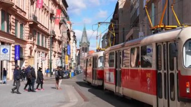 Klasik tramvay Prag 'ın merkezinden geçerek eski kasabanın yakınına gidiyor..